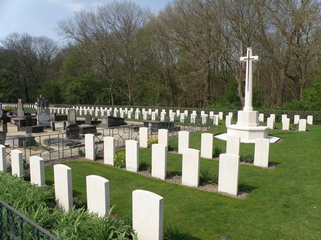 De Panne Communal and Military Cemetery