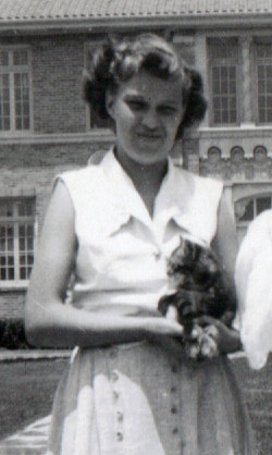 Patricia Louise “Pat” <I>Moore</I> Brown 