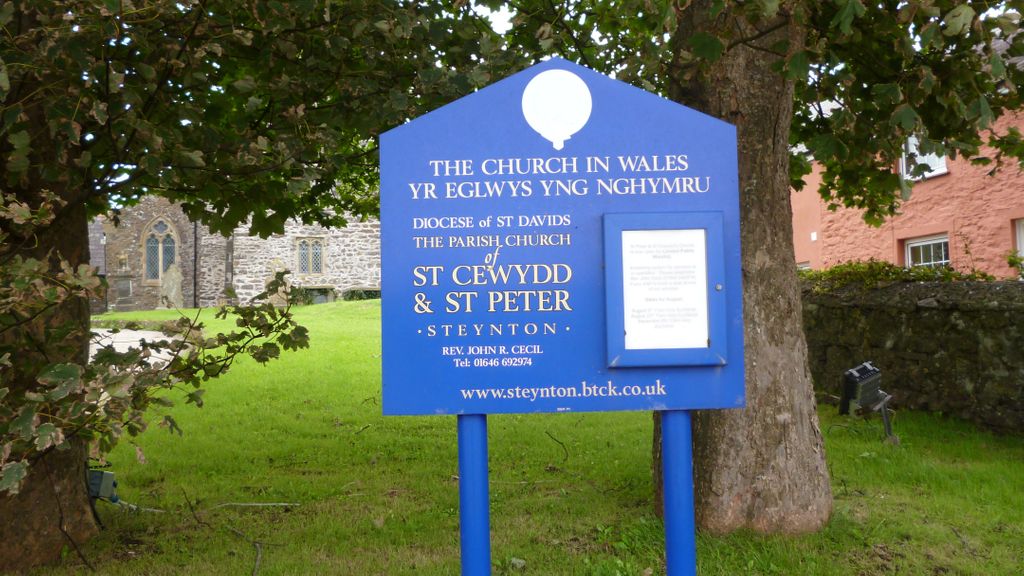 Saint Cewydd and Saint Peter Churchyard