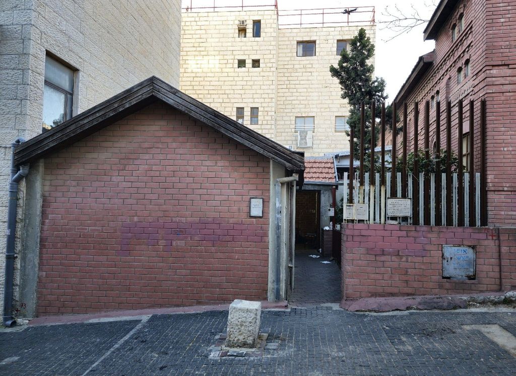 Ger Yeshiva Courtyard